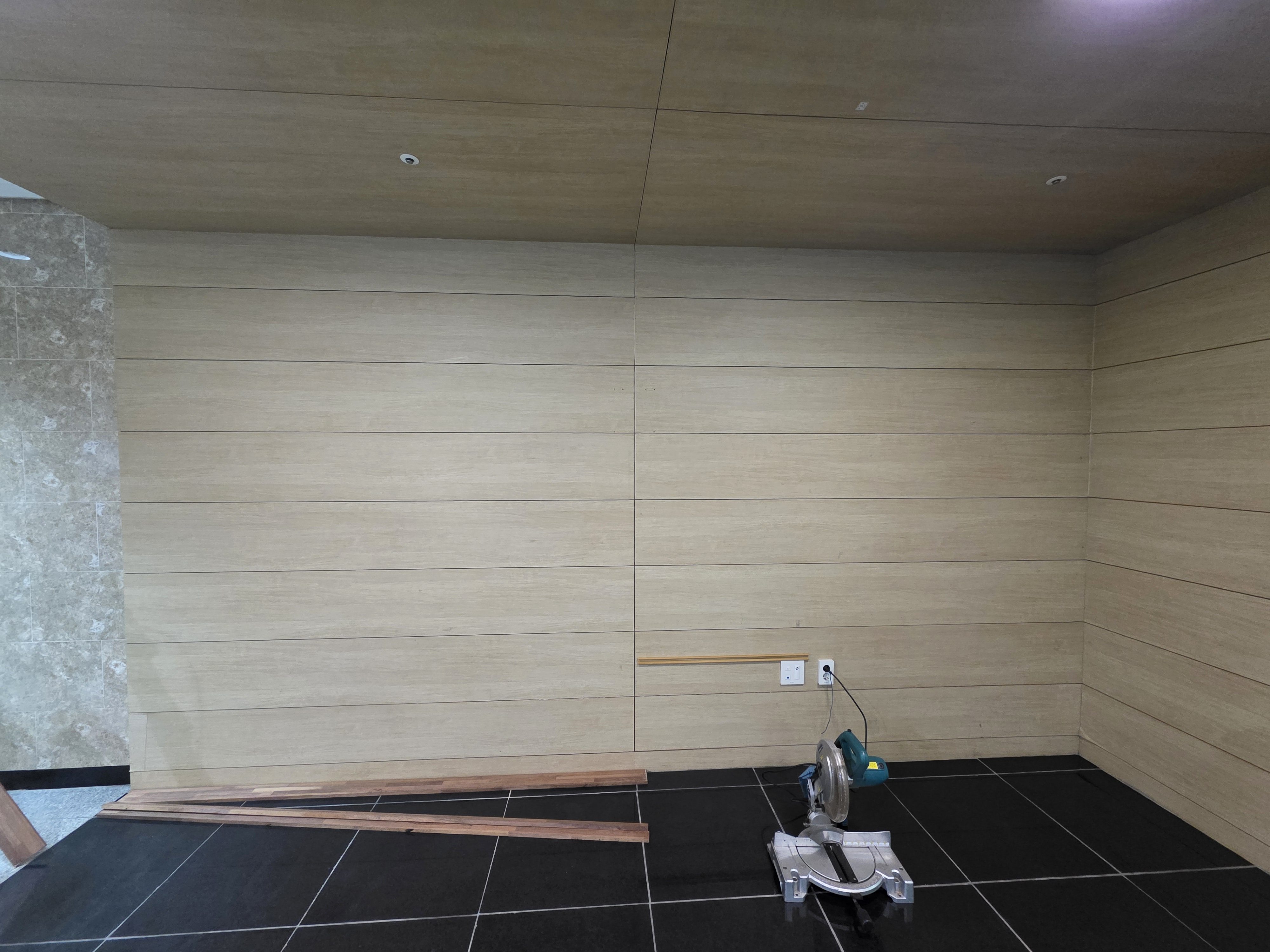 20251119-2025년-울산-동서발전-관사-시공전-사진탁구장로비1층-9.jpg